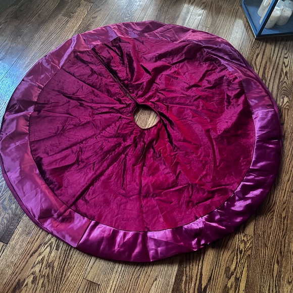 Red Velvet and Satin Tree Skirt Wondershop - Picture 1 of 6